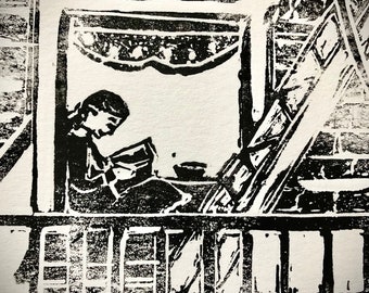 Op de afbeelding: Zwart-wit linoleumsnede die een persoon toont die binnen leest. De scène omvat een raam met jaloezieën, een balkonreling en een tafel met een kom. De prent heeft een vintage, artistieke stijl.