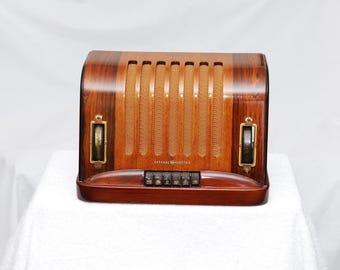 Vintage 1930s General Electric Wood Vacuum Tube Radio - Simply Elegant and Restored