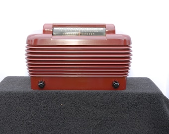 Vintage Art Deco 1940s Stromberg-Carlson Bakelite Vacuum Tube Radio - Near Mint Condition and Working