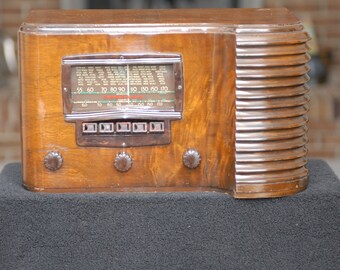 Vintage Art Deco 1930s Wood Crosley Tube Radio - Dramatic and Unique - Playing