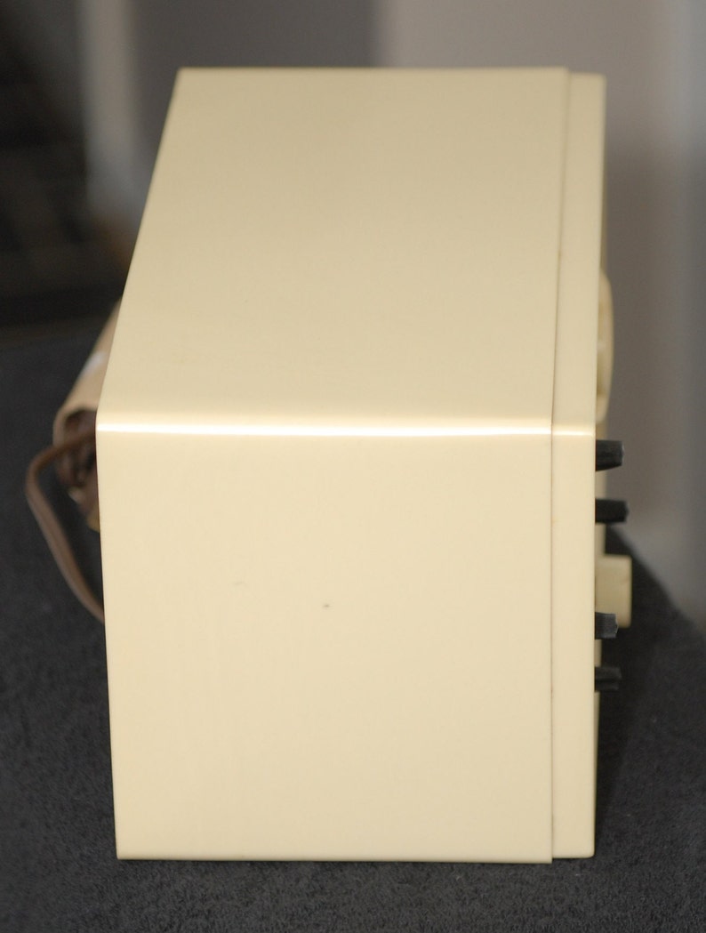 Vintage 1940s Plaskon Jewel Clock Radio Near Mint Condition and Working