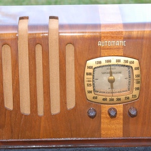 Vintage 1930s Antique Wood Automatic Vacuum Tube Radio - Simply Gorgeous and Restored