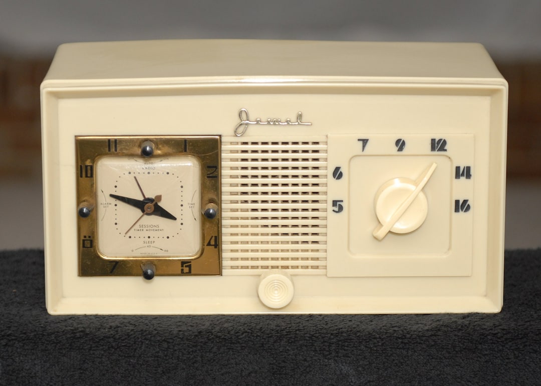 Vintage 1940s Plaskon Jewel Clock Radio Near Mint Condition and Working