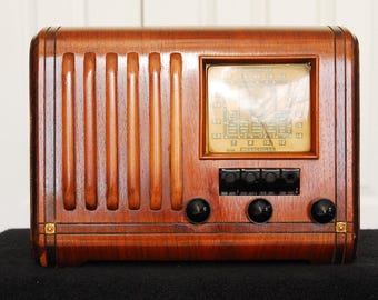 Vintage Art Deco 1930s Wood Emerson Vacuum Tube Radio