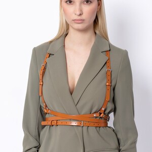 ゴールドバックルダブルベルトハーネス、ブラウンレザーボディファッションハーネス、女性用プラスサイズハーネス