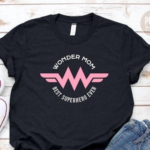 Mom Life SVG, A Wonder Mom-logo gesneden SVG-bestand voor T-shirt. Leuk als Moederdagcadeau. Voor persoonlijk en klein zakelijk gebruik.