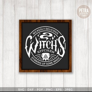 Könnte beinhalten: Ein schwarz-weißes digitales Download-Design für ein Schild mit der Aufschrift "Wickedly Delicious Witch's Kitchen Stirring Up Some Magic".