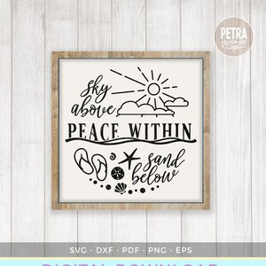 Może przedstawiać: Czarno-biały projekt do pobrania cyfrowego z tekstem "Sky above, Peace Within, Sand below" z słońcem, chmurami, klapkami, gwiazdą morską i muszelkami.