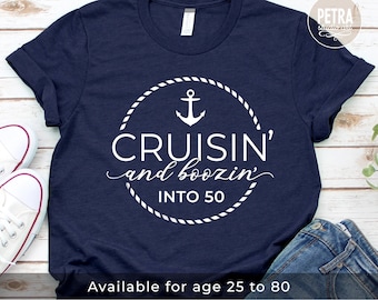 Cruisin' And Boozin' Into 50. Plik SVG do wycinania z motywem rejsu, dostępny dla osób w wieku od 30 do 80 lat. Idealny do stworzenia urodzinowej koszulki z motywem rejsu.