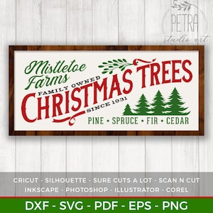 Pode incluir: Uma placa vermelha e verde com o texto "Mistletoe Farms Family Owned Christmas Trees Since 1931 Pine Spruce Fir Cedar" e um gráfico de três árvores de Natal verdes.