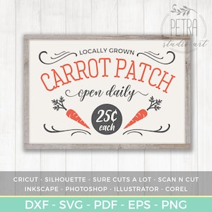 Könnte beinhalten: Ein Schild mit weißem Hintergrund und grauem Rahmen lautet "Locally Grown Carrot Patch Open Daily 25¢ Each". Das Schild zeigt ein stilisiertes Karotten-Design mit grünen Blättern und orangefarbenen Karotten.
