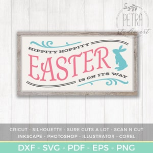 Może przedstawiać: Biały znak z drewnianą ramą i tekstem "Hippity Hoppity Easter is on its way" w różowych i niebieskich literach. Po prawej stronie tekstu znajduje się niebieska sylwetka królika.