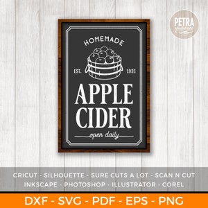 Puede incluir: Un letrero en blanco y negro con un marco de madera que dice "Homemade Apple Cider - Open Daily" con una cesta de manzanas y el texto "Est. 1931".