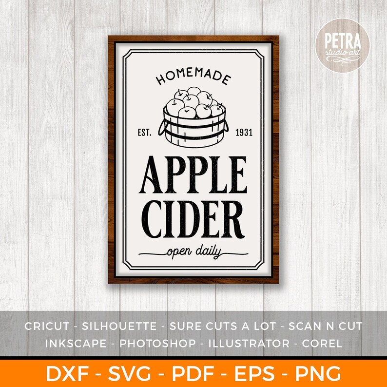 Puede incluir: Un letrero en blanco y negro con un marco de madera que dice "HOMEMADE EST. 1931 APPLE CIDER open daily". Una cesta de manzanas se representa encima del texto.