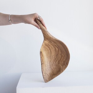 Cuenco de madera hecho a mano, frutero de madera, cuenco decorativo de madera de olivo, cuenco de madera tallada a mano, cuenco de exhibición de madera