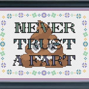 Puede incluir: Un patrón de punto de cruz con un emoji de caca marrón y el texto "NEVER TRUST A FART" en una fuente colorida. El fondo es blanco con un borde de pequeñas flores de varios colores.