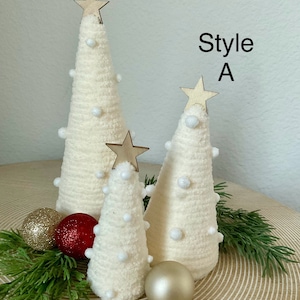 Handmade White Christmas Tree Set – Cozy Yarn Cone Trees with Wooden Stars, Mini Yarn Christmas Tree Trio Off-White Holiday Decor