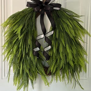 Het hele jaar door varenkrans met kralen, elegant groen deurdecor, handgemaakte rustieke boerderijkrans, dagelijkse voordeurdecoratie, deurdecor