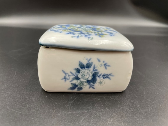 Blue Green Flowered Porcelain Box / Vintage Trink… - image 2