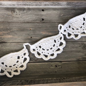 Doily Garland / Neutral Garland / Crochet Banner / Crochet Bunting / Mantel Decoration / Nursery Decor / Valentine Garland / Valentine Decor