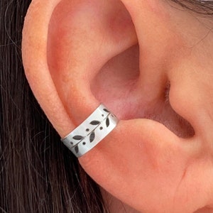 Zilveren oormanchet met bloemen en bladeren | Patroon zilveren oordoek | Niet-doorborende kraakbeenoormanchet | Oormanchet zonder piercing