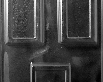 Puede incluir: Un molde de plástico transparente y rectangular con tres cavidades rectangulares empotradas. El molde tiene un acabado brillante y un pequeño agujero en la parte superior para colgar. Las cavidades están diseñadas para crear artículos con forma, probablemente para manualidades o alimentos.