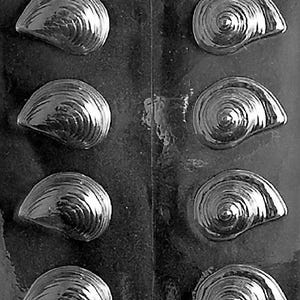 Peut inclure: Image en noir et blanc d'un moule en forme de coquillage. Le moule est divisé en sections, chacune contenant une impression détaillée de coquillage. Les coquillages sont à différents stades de développement. Le moule est probablement destiné à la fabrication de chocolats ou de bonbons.