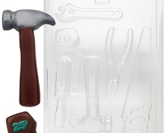 D102 Gereedschapsassortiment: meetlint, hamer, beitel, zaag, chocolade- of zeepvorm.