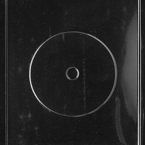 Puede incluir: Un molde de plástico negro para hacer discos de chocolate. El molde tiene un recorte circular en el centro y el texto "Life of the Party # 149" está impreso en la parte inferior.