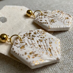 Pendientes de arcilla polimérica hechos a mano con hoja de oro, joyería de oro, pendientes colgantes, elegante pieza llamativa, hexágono, acero inoxidable