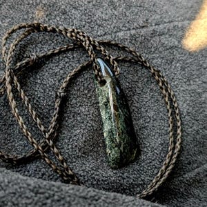 Puede incluir: Un juego de tres tazas de cerámica con un acabado mate moteado. Las tazas son de color crema, gris claro y gris oscuro. Cada taza tiene un diseño simple y minimalista, ideal para café o té.