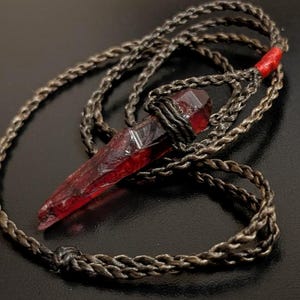 Collana con cristallo Kyber ispirata a Star Wars / Ciondolo personalizzato con frammento di cristallo a forma di spada laser Jedi e Sith rossa / Pezzo unico