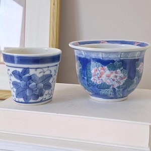 2 Vintage blue and white pot Chinoiserie planter plant small cache floral