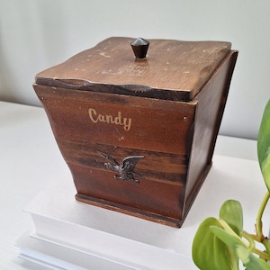 Boîte de rangement en bois pour pots de bonbons MCM vintage, emblème d'aigle sur une boîte en bois - Aigle en métal moderne de couleur cuivre du Japon du milieu du siècle - imprimé doré