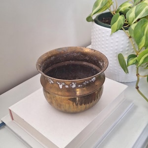 Vintage Brass planter pot - gold color indoor house plant cache pot cover pot - lots of patina