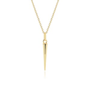 Op de afbeelding: Een gouden ketting met een gouden spijker hanger.