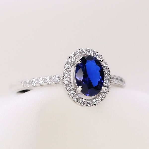 Bague bleue royale délicate avec halo flottant - Cristal CZ en argent sterling par TROVE