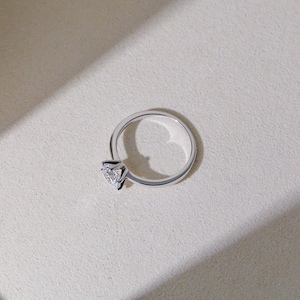 Anillo solitario de corte redondo de 1,25 quilates en oro blanco rodio sobre plata de ley Anillo de compromiso clásico Anillo de promesa Anillo de boda imagen 7