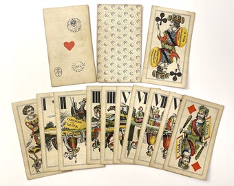 Può includere: Un set di carte da gioco vintage con illustrazioni colorate e testo in tedesco. Le carte presentano una varietà di semi, tra cui cuori, fiori e quadri. Le carte sono in buone condizioni e sarebbero un'ottima aggiunta a qualsiasi collezione.