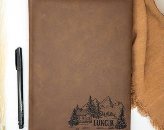 Anpassad läderjournal graverad med en stuga och ett bergslandskap – en rustik linjerad anteckningsbok perfekt för författare, resenärer och naturälskare.