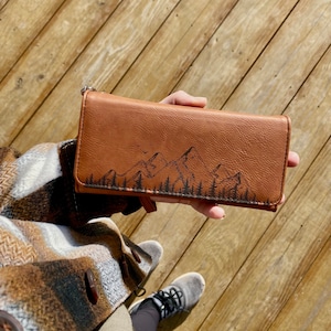 Mountain Escape: Cartera moderna para mujer con diseño inspirado en la naturaleza y amplios compartimentos para un estilo diario.
