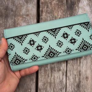 Portefeuille tendance avec bracelet pour femme avec motif aztèque - Pochette en similicuir multicolore avec des compartiments spacieux et un design sécurisé