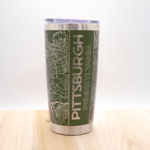 Mug de voyage personnalisé avec carte de la région - Gobelet en acier inoxydable gravé personnalisé - Cadeau unique - Indiquez votre adresse ou le nom de votre ville