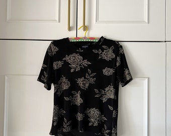 Vintage 2000’s Black Rose Print Tshirt  - Size 12