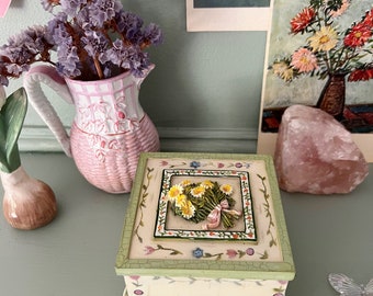 Vintage 1990s Ceramic Trinket Box with 3D Daisies and bow -  Floral Jewellery Box