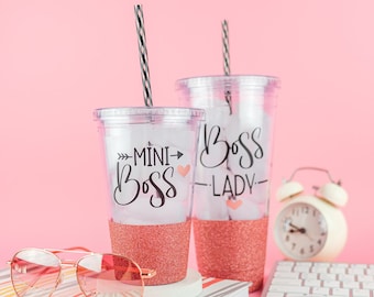 Boss Lady und Mini Boss Becher Set | Mama und mich Set | Glitzer getauchte Becher | Mama Tochter Set | Geschenk für Mama | Mom Life Becher