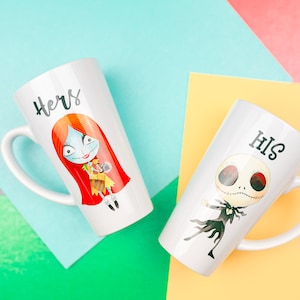 Może przedstawiać: Dwa białe ceramiczne kubki z kresk&oacute;wkowym wzorem. Jeden kubek ma postać z czerwonymi włosami z napisem "Hers". Drugi kubek ma postać w czerni i bieli z napisem "His".