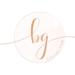 Pu&ograve; includere: Un logo con le lettere "bg" in un font corsivo all'interno di un cerchio con la parola "collective" scritta attorno al cerchio.