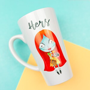 Może przedstawiać: Biały kubek ceramiczny z postacią z kresk&oacute;wki o czerwonych włosach trzymającą mniejszą postać z kresk&oacute;wki. Na kubku napisano &bdquo;Hers&rdquo; czarnym kolorem.