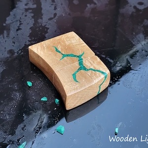 Accendino antivento. Guscio di frassino. Intarsio in malachite. Regalo per uomo. Fumatore.